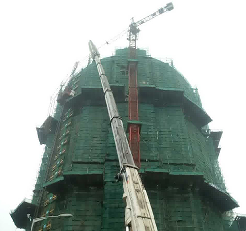 田林吊车在工地上作业